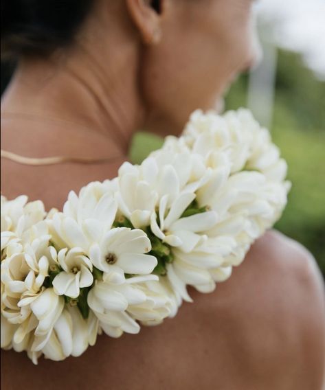 Beautiful tuberose lei that I might wear for wedding evening celebration Wedding Haku Lei, Make A Lei, Wedding Leis, Hawaii Wedding Dress, Wedding Lei, Haku Lei, Wedding 2025, Hawaiian Flowers, Hawaii Wedding