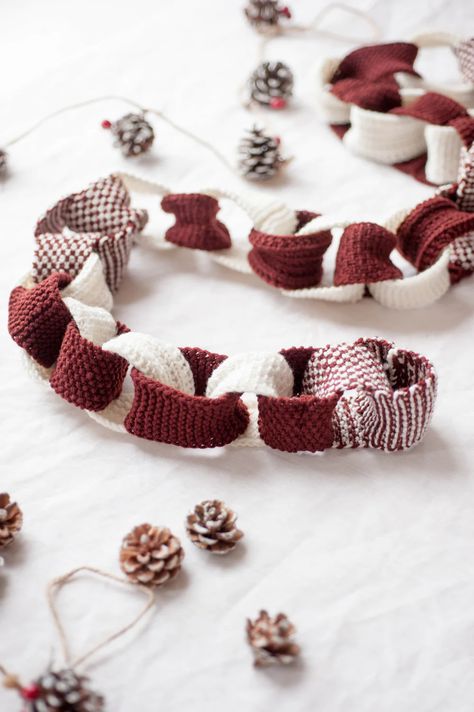 paper chain garland knitting pattern – Quince & Co. Paper Chain Garland, Winter Decorating Ideas, Crochet Christmas Garland, Knitted Christmas Decorations, Holiday Crochet Patterns, Paper Chain, Crochet Garland, Simple Stitch, Holiday Knits