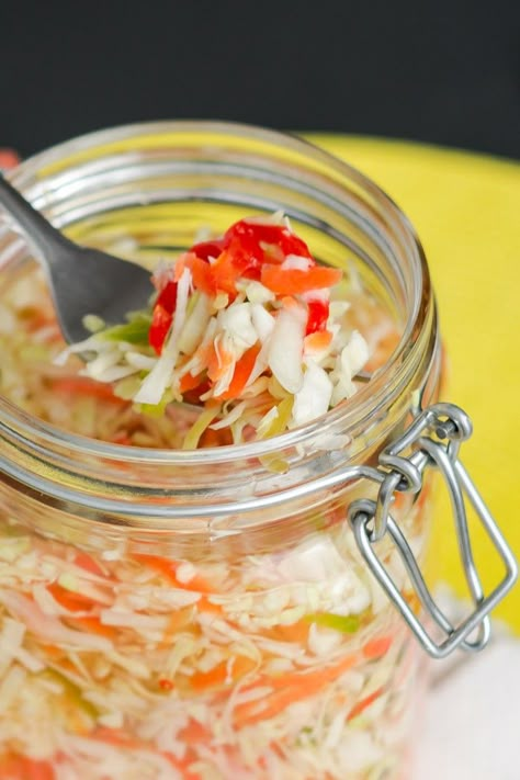 Pikliz Recipe, Haitian Pikliz, Spicy Coleslaw, Pickled Cabbage, Haitian Food Recipes, Tandoori Masala, Vegetarian Cabbage, Island Food, Jamaican Recipes