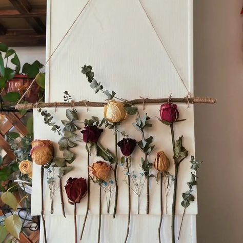 Dried Flower Sign, Display Dried Roses, Dead Flowers On Wall, Dried Rose Decor, Dry Roses Ideas Decoration, Dried Roses Decor, Dried Roses Ideas Decoration, What To Do With Dried Roses, Dried Flowers On Wall