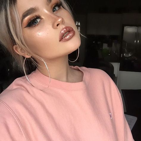 8,802 Likes, 49 Comments - taylor. (@lilhunnytay) on Instagram: “snaps neck trying to get good lighting . . makeup details on first post of this look ” Lighting Makeup, Glow Face, Face Beat, Smoky Eyes, How To Apply Eyeshadow, Makeup Geek, Makeup Goals, Gorgeous Makeup, Glam Makeup