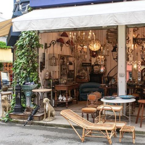 Jun 15, 2019 - The Marché aux Puces de Saint-Ouen has seen a resurgence in popularity over the last few years. Known simply as Les Puces, this flea market is a sprawling maze of potential treasures, where Parisians mingle with tourists to find everything from vintage jewelry and mid-century furniture, to intricate trinkets and bold a… Colorful Vintage Cottage, Vintage Cottage Style, Cottage Style Decorating, Victoria Paris, Paris Journal, Paris Markets, Paris Flea Markets, Paris Shopping, Different Types Of Wood