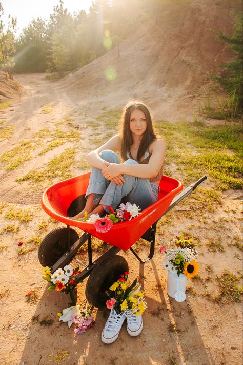 Wheel Barrow session! Wheelbarrow Photoshoot Ideas, Wheelbarrow Senior Pictures, Wheel Barrel Photoshoot, Wheelbarrow Photoshoot, Unique Senior Picture Ideas Creative Fun, Barrel Flowers, Spring Senior Pictures, Senior Year Pictures, Future Album