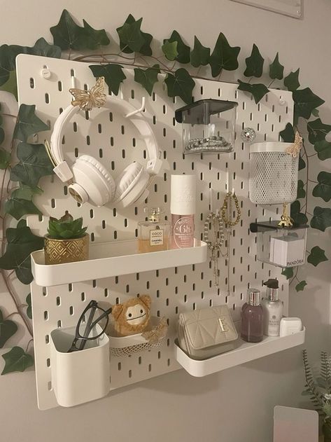 Minimalist Bedroom Desk Area, Dorm Organizing Ideas, Ikea Pin Board Aesthetic, Cute Bedroom Storage Ideas, Cool Dorm Decor, Ikea Pin Board Ideas, Cute Pegboard Ideas, Cute Boho Room Decor, Desk Setup Pegboard