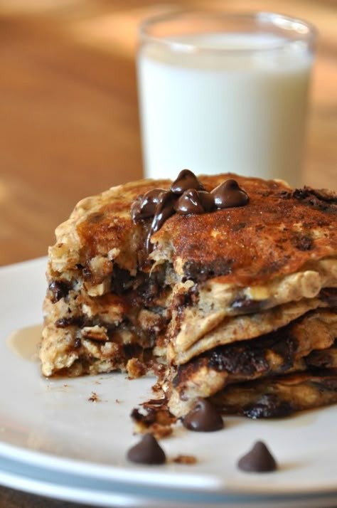 Chocolate Chip Oatmeal Cookie Pancakes. Whole Wheat Flour and Banana Instead of Sugar. Pancakes Whole Wheat, Oatmeal Cookie Pancakes, Cookie Pancakes, Minimalist Baker, Healthy Chocolate Chip, Oatmeal Pancakes, Chocolate Chip Pancakes, Oatmeal Cookie, Oatmeal Chocolate Chip Cookies