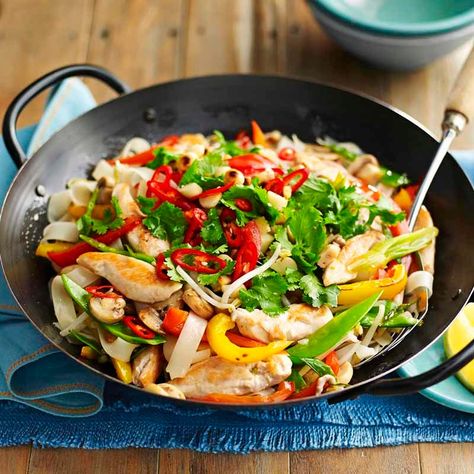 Chicken pad Thai Thai Mat, Rice Dishes Easy, Weigh Watchers, Chicken Pad Thai, Pad Thai Recipe, Vegetable Fried Rice, Diner Recept, Fried Vegetables, Diet Vegetarian