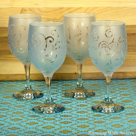 Learn to etch wine glasses with this step by step tutorial and how to video. We'll show you how to personalize wine glasses to make a great gift! Glass Etching Tutorial, Glass Etching Diy, Etching Diy, Glass Etching Projects, Wine Glass Designs, Etched Wine Glasses, Diy Wine Glasses, Decorated Wine Glasses, Foto Transfer