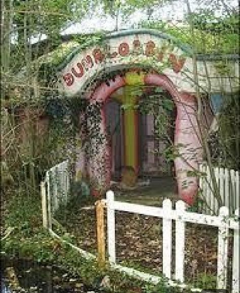 Enchanted Forest Maryland, Abandoned Theme Parks, Derelict Places, Eerie Places, Desert Places, Horror Photos, Saint Thomas, Abandoned Amusement Parks, Beautiful Disaster