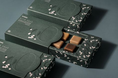 TRREEO SOAP GIFT SET — Topawards Asia Chocolate Box Packaging, Biscuits Packaging, Gift Set Packaging, Chocolate Packaging Design, Luxury Packaging Design, Branding Design Packaging, Soap Gift Set, Gift Box Design, Box Packaging Design