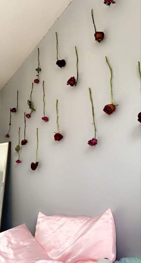 Roses On Wall Decor, Red Rose Decor Bedroom, Dangling Room Decor, Dried Roses Room Decor, Roses Hanging From Ceiling Bedroom, Red Rose Room Decor, Rose Room Ideas, Red Theme Room Bedrooms, Red Rose Bedroom Ideas