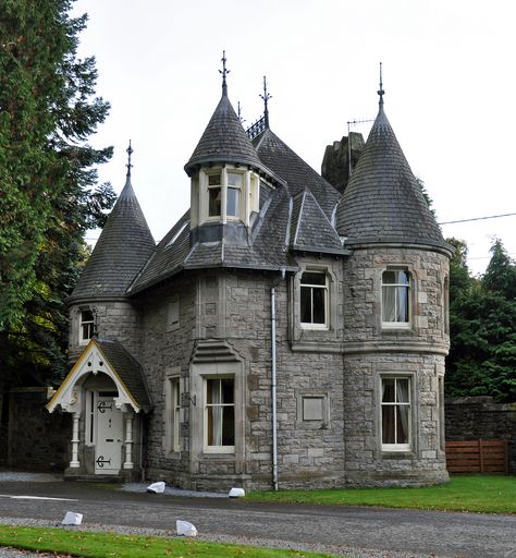 Atholl Castle Homes, Small Castles, Fairytale House, Storybook Homes, Castle Home, Old Castle, Manor Houses, Fantasy Homes, Gate House