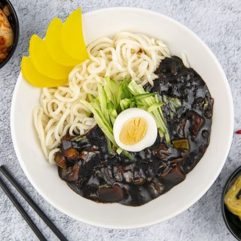 Jajangmyeon Jajjangmyeong Aesthetic, Korean Noodle Dishes, Beef And Vegetables, Culinary Cooking, Smoothie Recipes Healthy Breakfast, Noodle Dish, Bistro Food, Black Bean Sauce, Korean Dishes