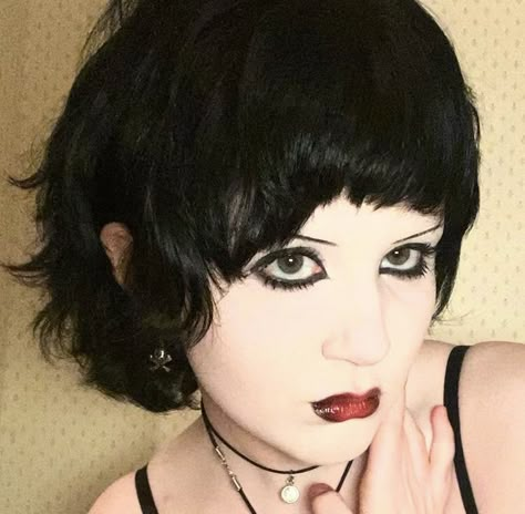 Simple Trad Goth Makeup, Mallgoth Makeup, Punk Makeup 80s, 80s Goth Makeup, Easy Goth Makeup, Round Eyes Makeup, Casual Goth Makeup, 90s Goth Makeup, Trad Goth Makeup