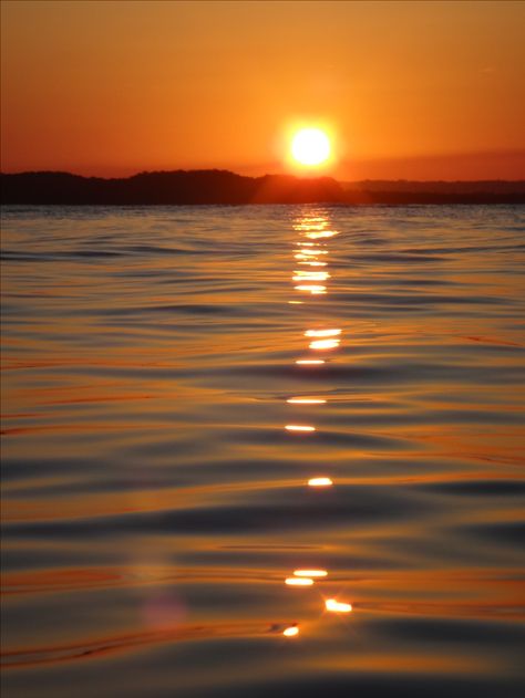 Sunset In Water, Sun Reflection On Wall, Sunrise Over Water, Sunset Over Water, Ocean Waves Photography, Water Sunset, Water Tattoo, Waves Photography, Water Images