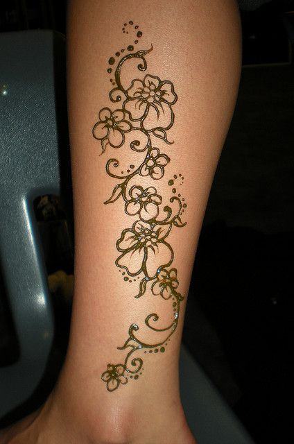 Henna. Love the design. Going to get one as soon as I retire! Now I just have to decide on design.... Henna Designs On Leg Simple, Henna Tattoo Designs Leg Simple, Simple Henna Leg Designs, Simple Thigh Henna Designs, Henna Placement Ideas, Henna Vine Design, Henna On Legs Design, Arm Henna Tattoo Designs, Drawing Ideas On Leg