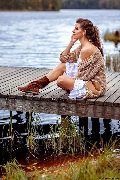 Lake Portrait, Boat Photoshoot, Lake Photoshoot, Country Photography, Senior Photography Poses, Senior Photo Poses, Lake Photography, Shotting Photo, Beach Photography Poses