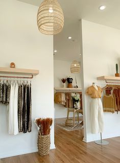 Home Boutique Ideas, Boutique Shop Interior, Clothing Boutique Decor, Clothes Shop Design, Clothing Boutique Interior, Boutique Store Displays, Power Pump, Mini Boutique, Boho Store