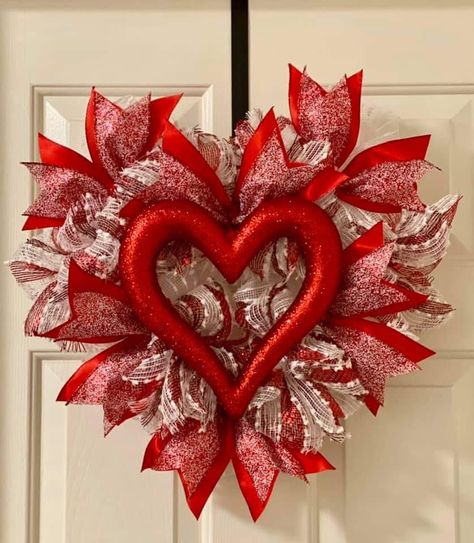 Valentines Day Wreaths, Valentines Outdoor Decorations, Cupid's Kiss, Valentine Mesh Wreaths, Valentines Wreaths, Heart Shaped Wreath, Valentine Wreath Diy, Diy Valentines Day Wreath, San Valentine