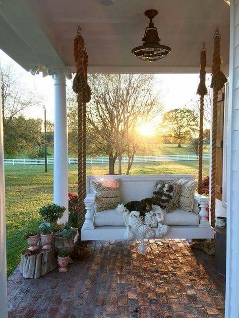 Dröm Hus Planer, Interior Design Minimalist, Rustic Porch, Farmhouse Front Porches, Decor Ikea, Farmhouse Porch, House With Porch, Front Porch Decorating, Porch Design