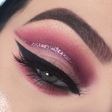 1. I put Beaches & Cream from my lash line to brow bone to set my primer with a flat brush. 2. I put Sora in my crease as a transition with a Morphe m4 Glitter Cut Crease Makeup, Pink Eye Makeup Looks, Cut Crease Makeup Tutorial, Pink Eyeshadow Look, Revolution Eyeshadow, Cut Crease Eye, Pink Eye Makeup, Cut Crease Makeup, Smoky Eyes