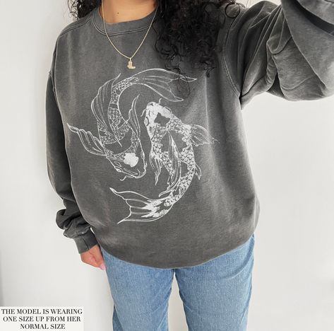 Streetwear Crewneck, Koi Fish Designs, Cute Crewneck, Alt Clothing, Grunge Fashion Soft, Sweatshirt Oversized, Japanese Graphic Design, Streetwear Aesthetic, Japanese Streetwear