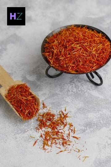 How To Make Saffron Or Kesar Oil At Home And Your Guide To Use It For Skin And Hair #beauty Saffron Oil, Saffron Spice, Natural Skin Lightening, Sandalwood Powder, Skin Lightener, Homemade Facials, Herbal Apothecary, New Hair Growth, Coconut Oil Hair