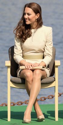 kate middleton flesh stockings - Get your pair of  nude stockings like Kate at happylegs.ca Kate Middleton Legs, Duchesse Kate, Princesse Kate Middleton, Kate Middleton Pictures, Princess Katherine, Queen Kate, Kate Middleton Photos, Princess Kate Middleton, Catherine Elizabeth Middleton