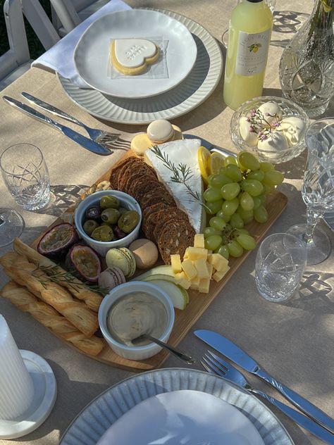 Beige aesthetic cheese platter and neutral table design setting Beige Birthday Aesthetic, Cheese Platter Aesthetic, Cheese Board Aesthetic, Platter Aesthetic, French Cheese Plate, Fancy Cheese, 23 Birthday, Table Aesthetic, Platter Board