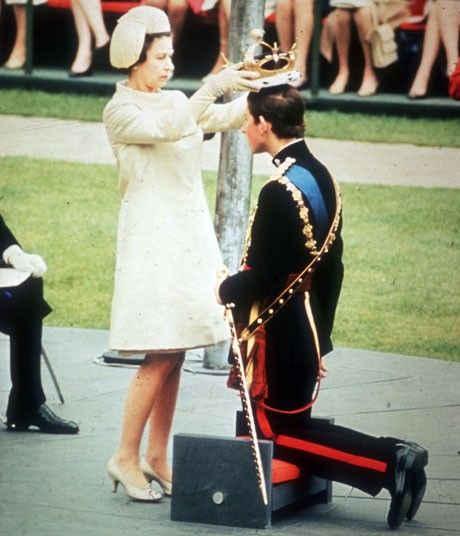 1 July 1969: Queen Elizabeth II crowns her son Charles, Prince of Wales, during his investiture ceremony at Caernarvon Castle Queen Elizabeth Ii Crown, Princesa Elizabeth, Norman Hartnell, Investiture Ceremony, Rainha Elizabeth Ii, Elisabeth Ii, Princess Elizabeth, Isabel Ii, Queen Mother