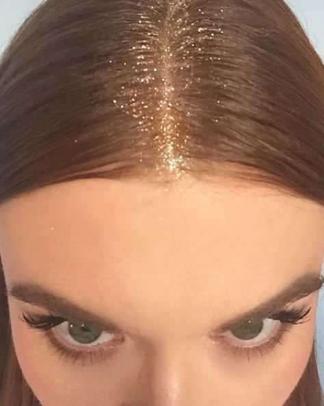 Glitter Roots Hair, Festival Hair Trends, Noriker Horse, Glitter Roots, New Year Hairstyle, 5 Minute Hairstyles, Easy Hairdos, Holland Roden, Prom Hairstyles For Short Hair