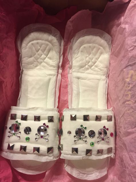 Maxi pad slippers- Dirty Santa gift Maxi Pad Slippers, Dirty Santa Gift Ideas Funny, Broken Humor, Maxi Pad, Period Pads, Fake Life, Real Funny, Funny Pix, Weird Images