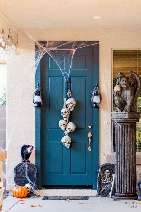 Skull Door Decoration, Porta Halloween, Diy Halloween Door Decorations, Halloween Door Decoration, Porche Halloween, Halloween Garage Door, Halloween Diy Door, Halloween Front Door Decorations, Scary Halloween Decorations Outdoor