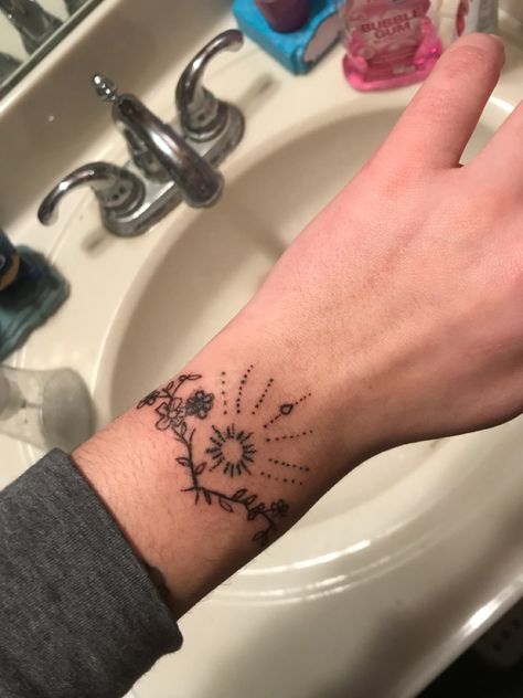 Top Wrist Tattoo, Henna Body Art, Wrist Tattoo, Dainty Tattoos, Piercing Ideas, Piercing Tattoo, Tattoo Inspo, Tattoo Idea, Wrist Tattoos