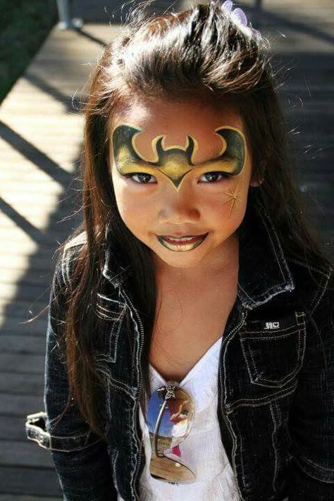 Bat girl                                                                                                                                                                                 Mehr Bat Girl Face Paint, Batgirl Face Paint, Batgirl Makeup, Batman Makeup, Superhero Face Painting, Face Painting Images, Batman Girl, Face Painting For Boys, Batman Cartoon