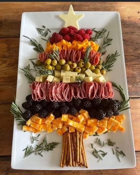 Christmas Tree Charcuterie, Tree Charcuterie, Christmas Party Snacks, Lights For Christmas, Christmas Recipes Appetizers, Charcuterie Inspiration, Party Food Platters, Christmas Food Dinner, Christmas Brunch