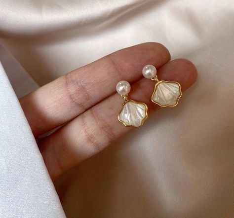 Pearl Clam, Dope Jewelry, Classy Jewelry, Jewelry Lookbook, Clam Shell, Shell Earrings, Girly Jewelry, Dream Jewelry, Jewelry Inspo