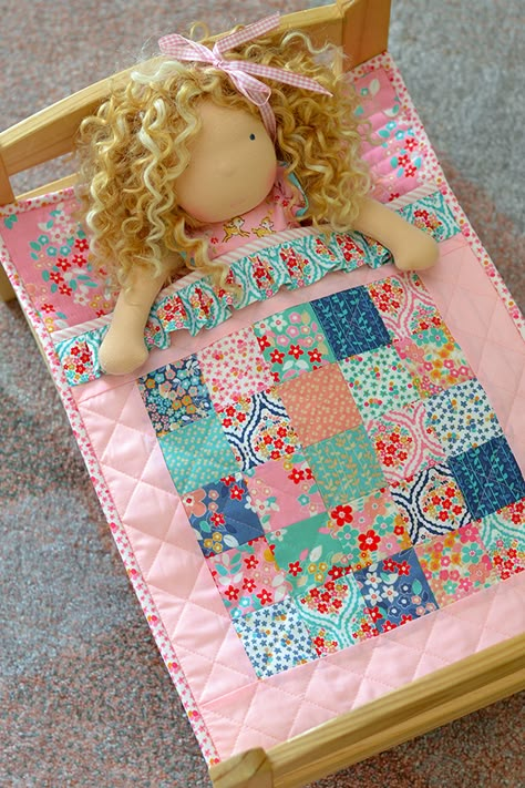 Doll Sleeping Bag, Baby Doll Bed, Sewing Quilts, Doll Quilts, Pieced Quilts, Small Sewing, Sewing Doll Clothes, Miniature Quilts, Doll Bed