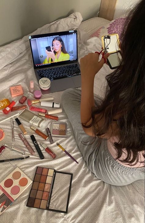 Learn How To Do Makeup, Makeup Routine Aesthetic, Vogue Grwm, Makeup Vision Board, Doing Makeup Aesthetic, Vogue Beauty Secrets Aesthetic, Pretty Makeup Products, Vogue Secrets, Makeup Getting Ready