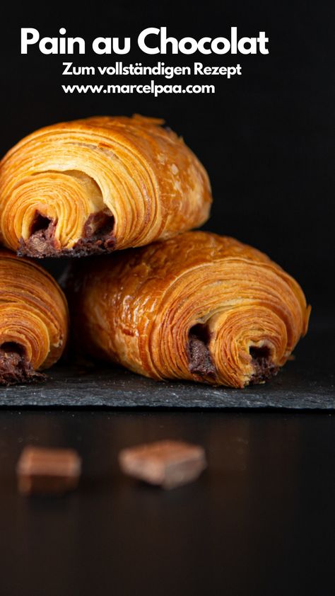 Hey Leute, heute backen wir einen echten Klassiker - Pain au Chocolat. Dies ist nur EINE Lektion aus dem neuen Online Kurs - Croissant Next Level Marcel Paa, Paneer, Next Level, Pasta, Couch, Dessert, Baking, Quick Saves, Baguette