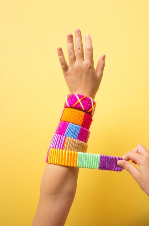 Make the coolest slap bracelets by wrapping them with yarn! #slapbracelets #kidscrafts #80scrafts #yarncrafts Slap Bracelets Diy, Diy Slap Bracelet, Crochet Slap Bracelet, 90s Crafts, Monumental Vbs, Summer School Crafts, Kids Programs, Wedding Crochet, Teen Crafts