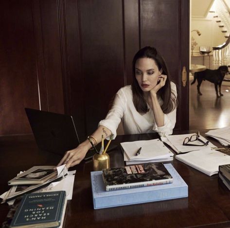 Intelligent Woman, Claire Underwood, Women Lawyer, Angelina Jolie Photos, Woman Aesthetic, Intelligent Women, Future Lifestyle, Lara Croft, Super Mom