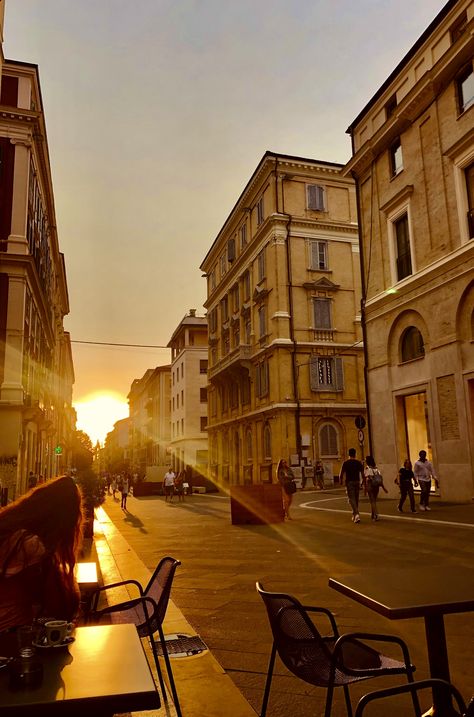 Sunset in the old town streets of Italy Cobbled Streets Old Town, Old American Town Aesthetic, Old Town Italy, European Life, Streets Of Italy, Vintage Town, Background Inspiration, Road Pictures, Italy Street