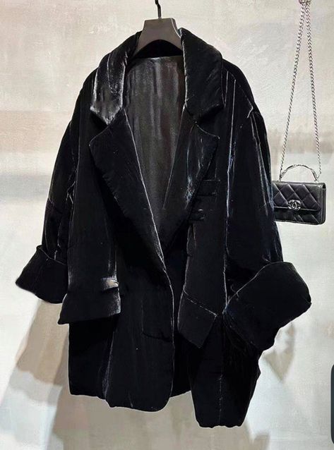 Black Velvet Jacket Outfit, Ramadan 2025, Jacket Inspiration, Black Velvet Jacket, Velvet Clothes, Total Black, Inspiration Fashion, Velvet Jacket, Fall Favorites