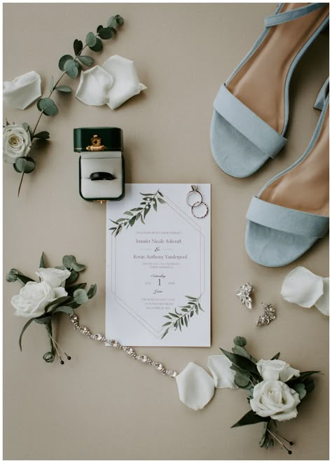 Photography by Scarlet Roots. Brides Accessories Photography, Flat Lays Wedding Details, Wedding Item Photography, Wedding Photo Details Picture Ideas, Green Wedding Detail Shots, Flat Lay Wedding Photo, Detail Shots Photography, Wedding Flowers Photography, Winter Wedding Detail Shots