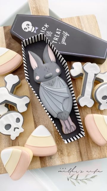 Coffin Cookies Decorated, Cute Halloween Cookies, Bat Cookies, Coffin Cookies, Bats Cookies, Carnival Gift, The Millers, Halloween Cookies Decorated, Coffin Box