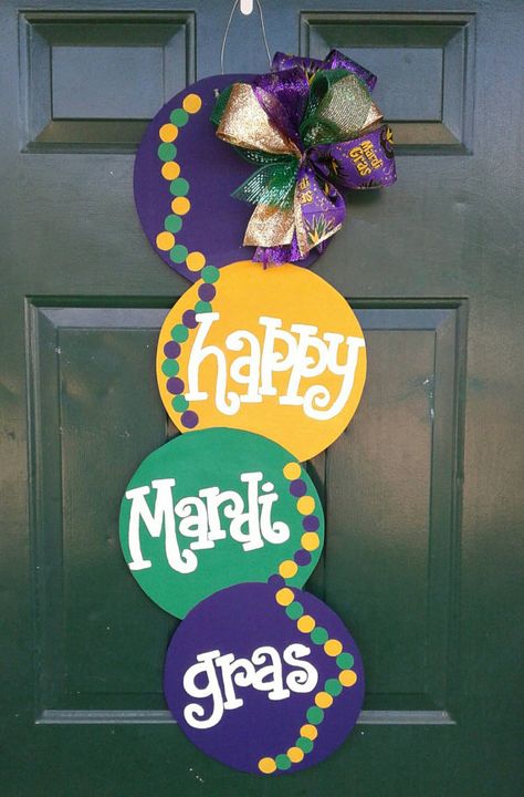 Mardi Gras Door Hanger, Mardi Gras Door, Mardi Gras Diy, Mardi Gras Party Decorations, Mardi Gras Centerpieces, Mardi Gras Crafts, Carnival Decorations, Mardi Gra, Mardi Gras Food