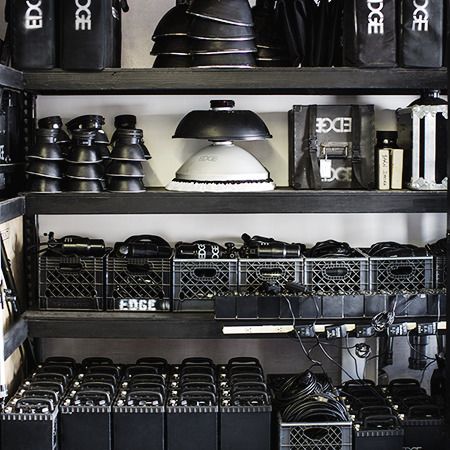 Film Gear Storage, Photo Studio Organization, Photography Room Ideas, Photographer Workspace, Photographer Room, Photography Gear Storage, Photography Equipment Storage, Camera Organization, Production Room