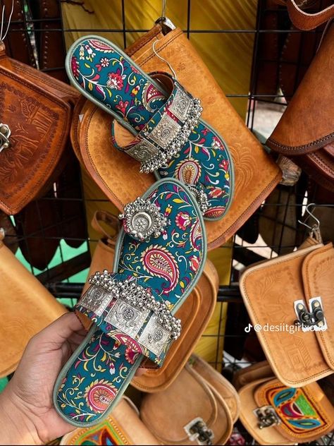 Keep Smile, South Asian Aesthetic, Indian Shoes, Desi Love, Desi Fashion Casual, Fancy Jewellery Designs, Traditional Indian Outfits, Printed Jewelry, Indian Aesthetic