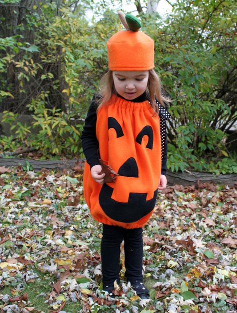 SO CUTE. DIY Pumpkin Costume. #Halloween Toddler Pumpkin Costume, Diy Adult Halloween Costumes, Top 10 Halloween Costumes, Creative Halloween Costumes Diy, Pumpkin Heads, Clever Halloween, Pumpkin Halloween Costume, Costume Toddler, Clever Halloween Costumes