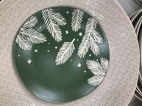 Clay Christmas Decorations, Pottery Projects, Pottery Inspo, Clay Christmas, Sgraffito, Pottery Designs, Green Christmas, Decorative Plates, Christmas Decorations